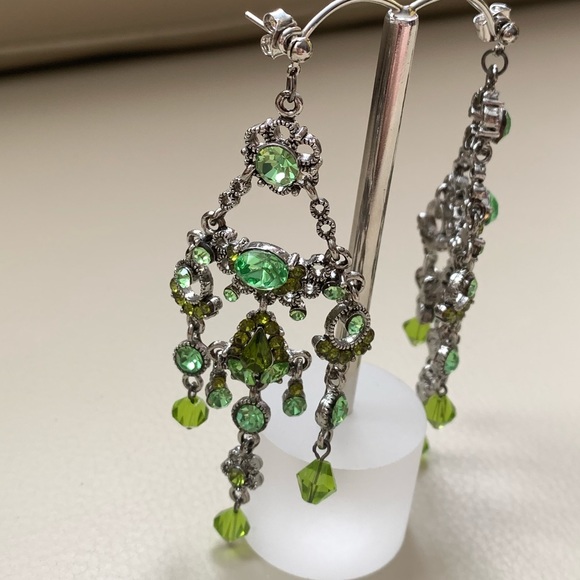 🆕🔥Spectacular Green Chandelier Sparkly Earrings - Picture 7 of 8